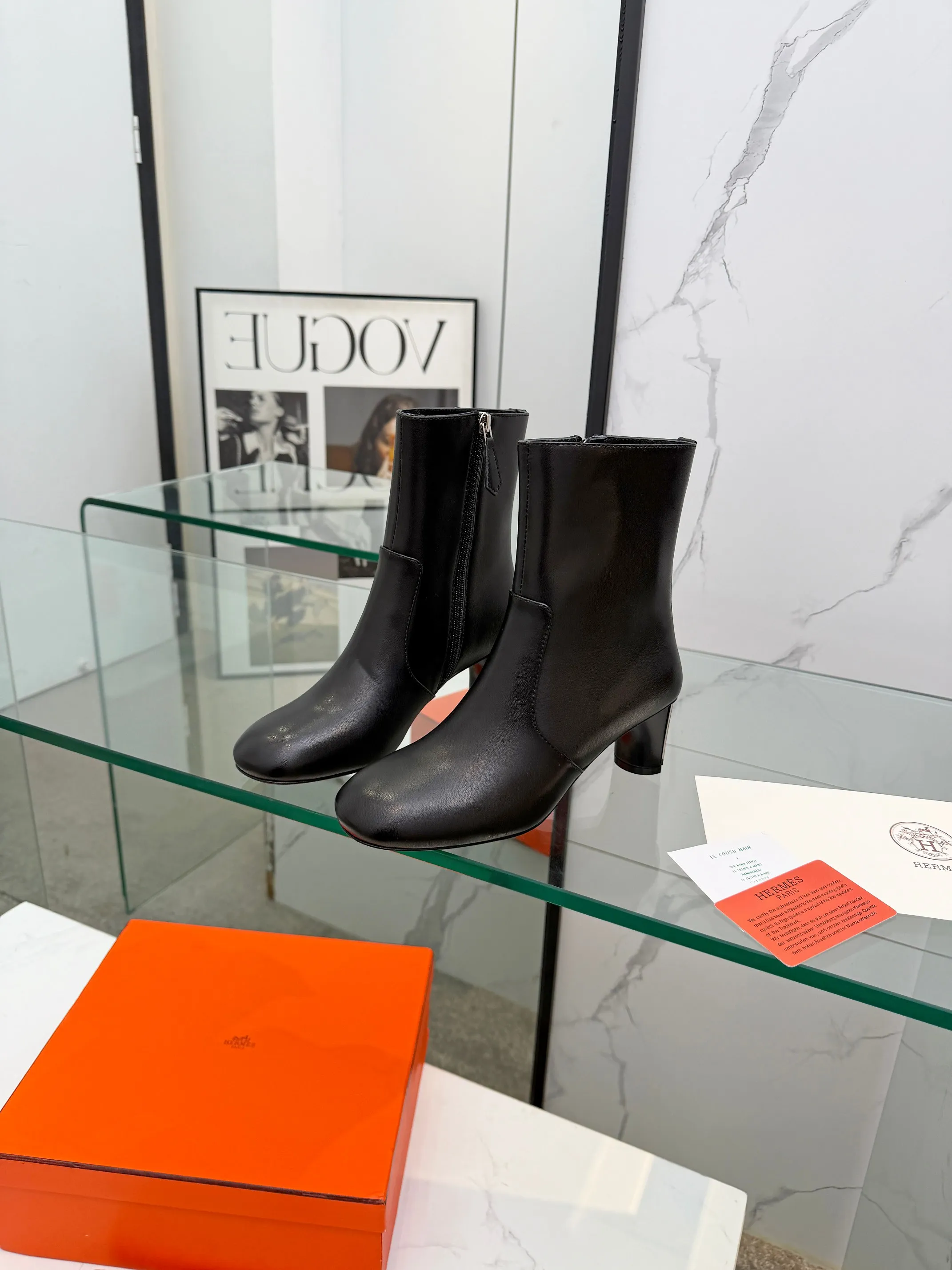 👟👟Ex-factory price 800👟👟 Top version purchasing agent Hermes 2025 autumn and winter new Lisa thick heel side zipper and naked women's short boots H family letter logo high heel round toe Martin knight boots Material: imported calfskin upper + water-dyed sheepskin lining + Italian genuine leather outsole Heel height: 5.5CM Size: Women’s size 35-41 (40.41 customized, non-refundable)